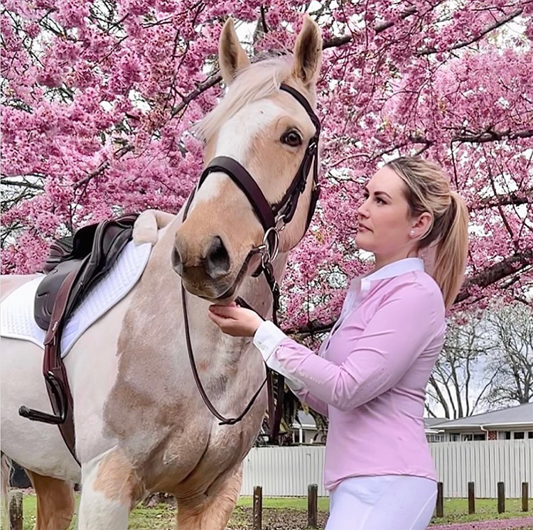 Thoroughbred Escapes to Dementia Unit for a Friendly Afternoon Snack